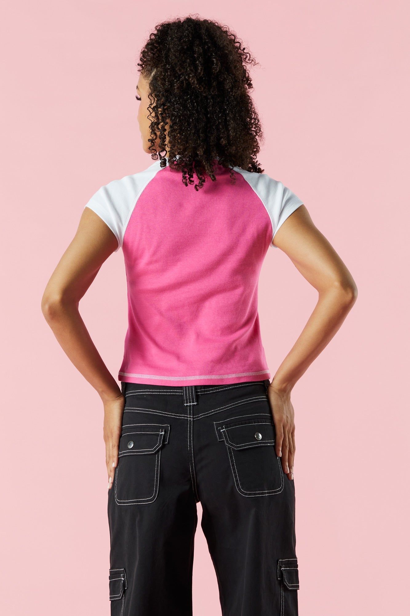 T-shirt raglan court rose et blanc à imprimé Barbie™ sold by Urban Planet product image thumbnail 2