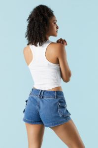 Short cargo en denim délavé moyen sold by Urban Planet