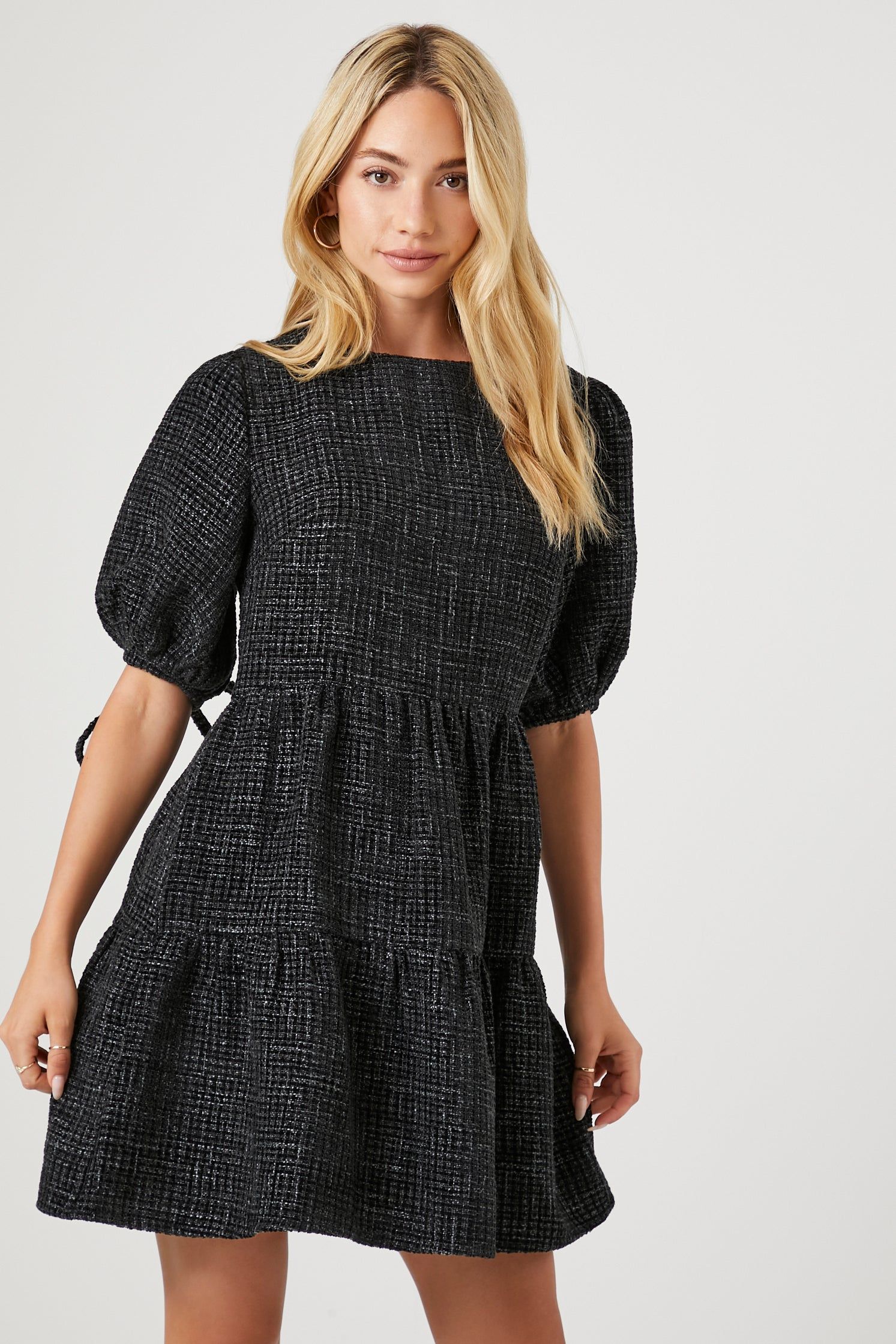 Minirobe volantée à manches bouffantes sold by Urban Planet