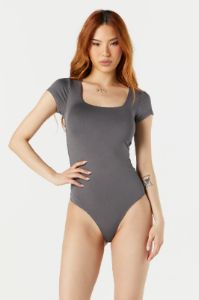 Maillot profilé à manches courtes avec encolure carrée sold by Urban Planet