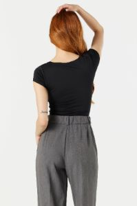 Maillot profilé à manches courtes avec encolure carrée sold by Urban Planet