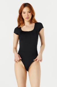Maillot profilé à manches courtes avec encolure carrée sold by Urban Planet