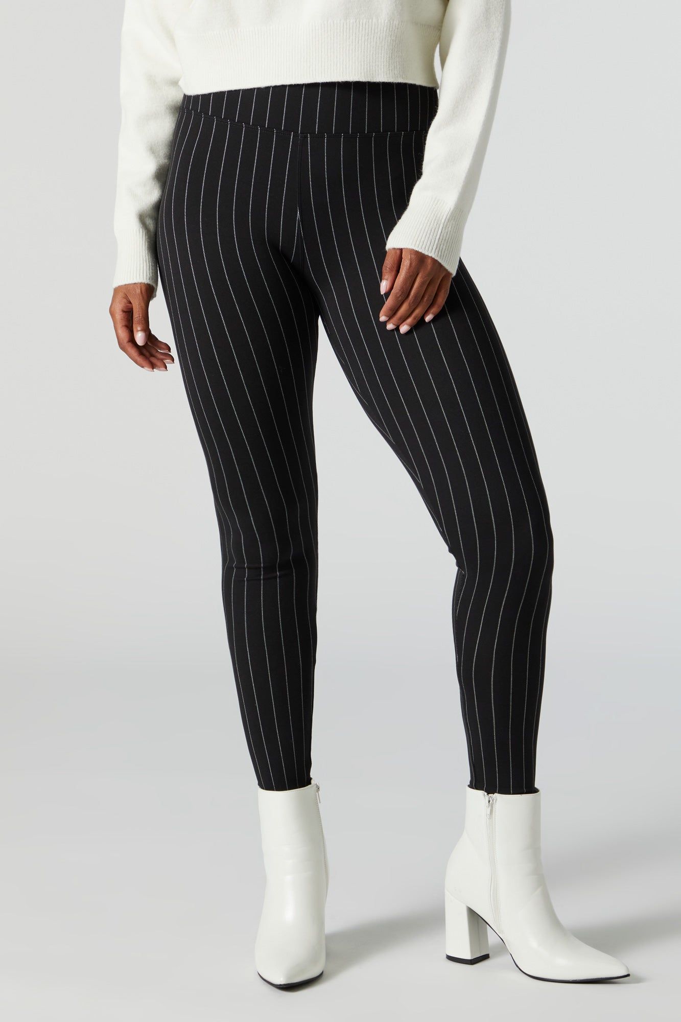 Legging à fines rayures avec poches arrière sold by Urban Planet product image thumbnail 2
