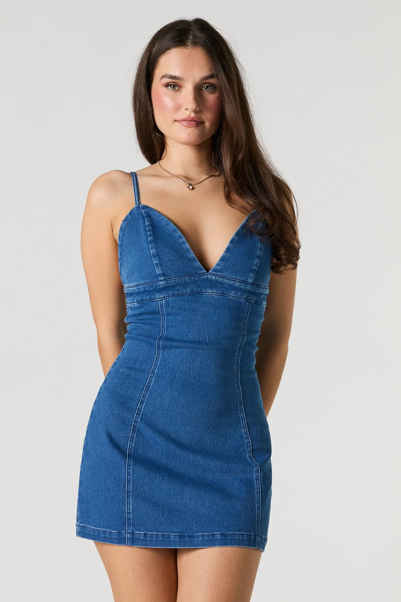 Minirobe moulante en denim avec décolleté en coeur sold by Urban Planet