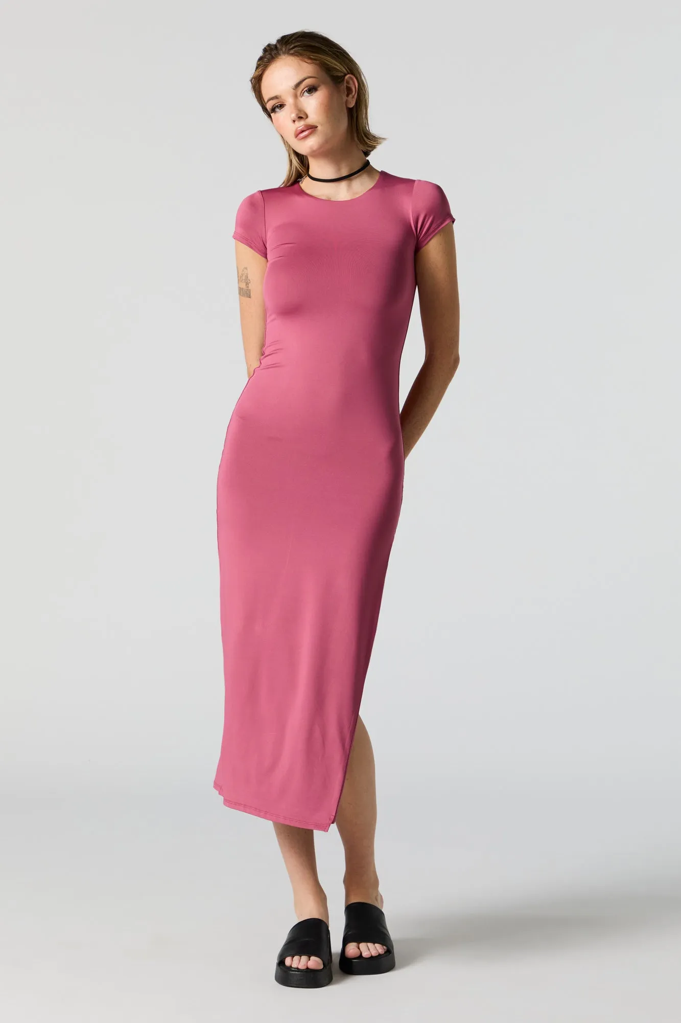 Robe midi moulante profilée à manches courtes sold by Urban Planet