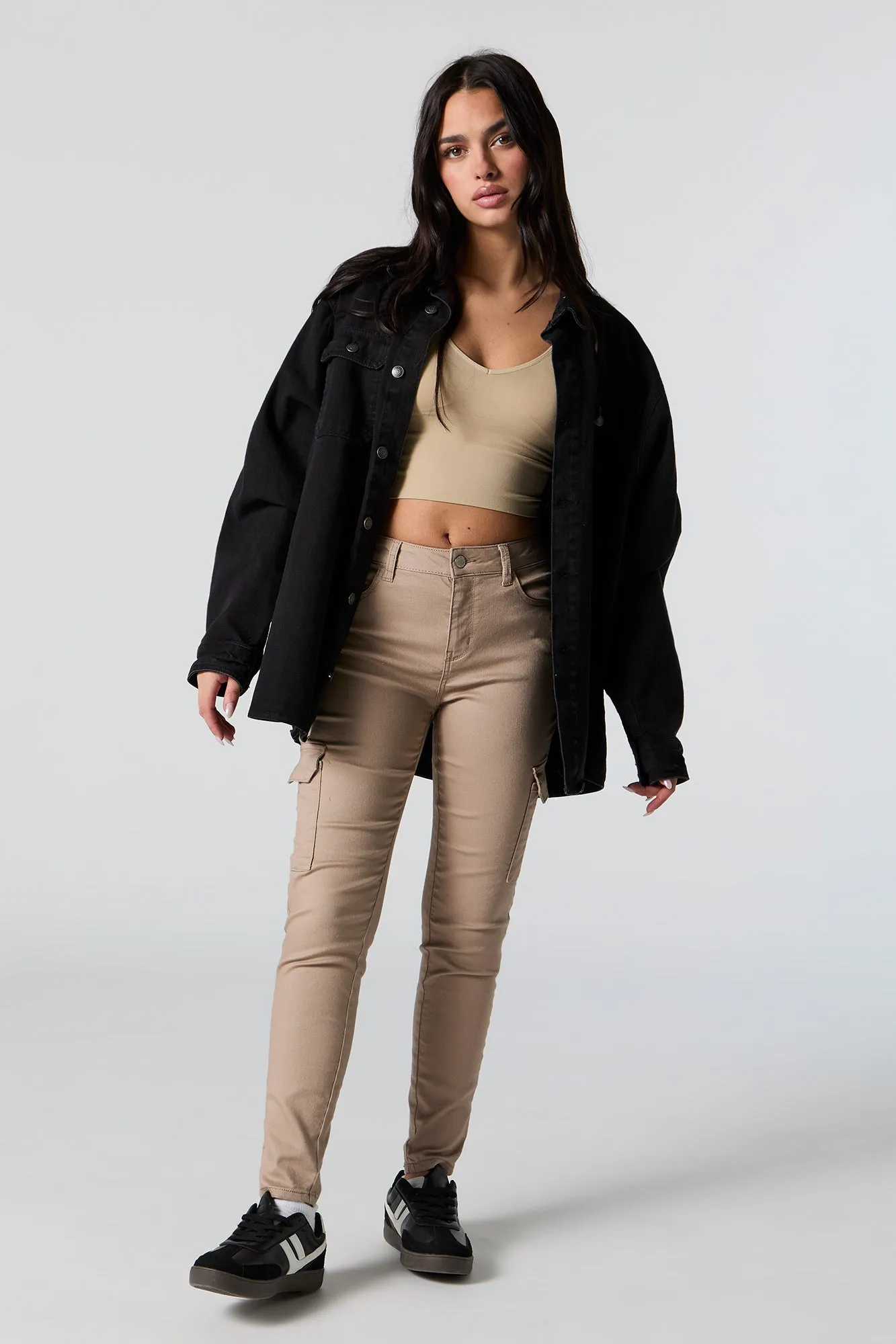 Pantalon cargo ajusté à taille haute et remonte-fesses sold by Urban Planet