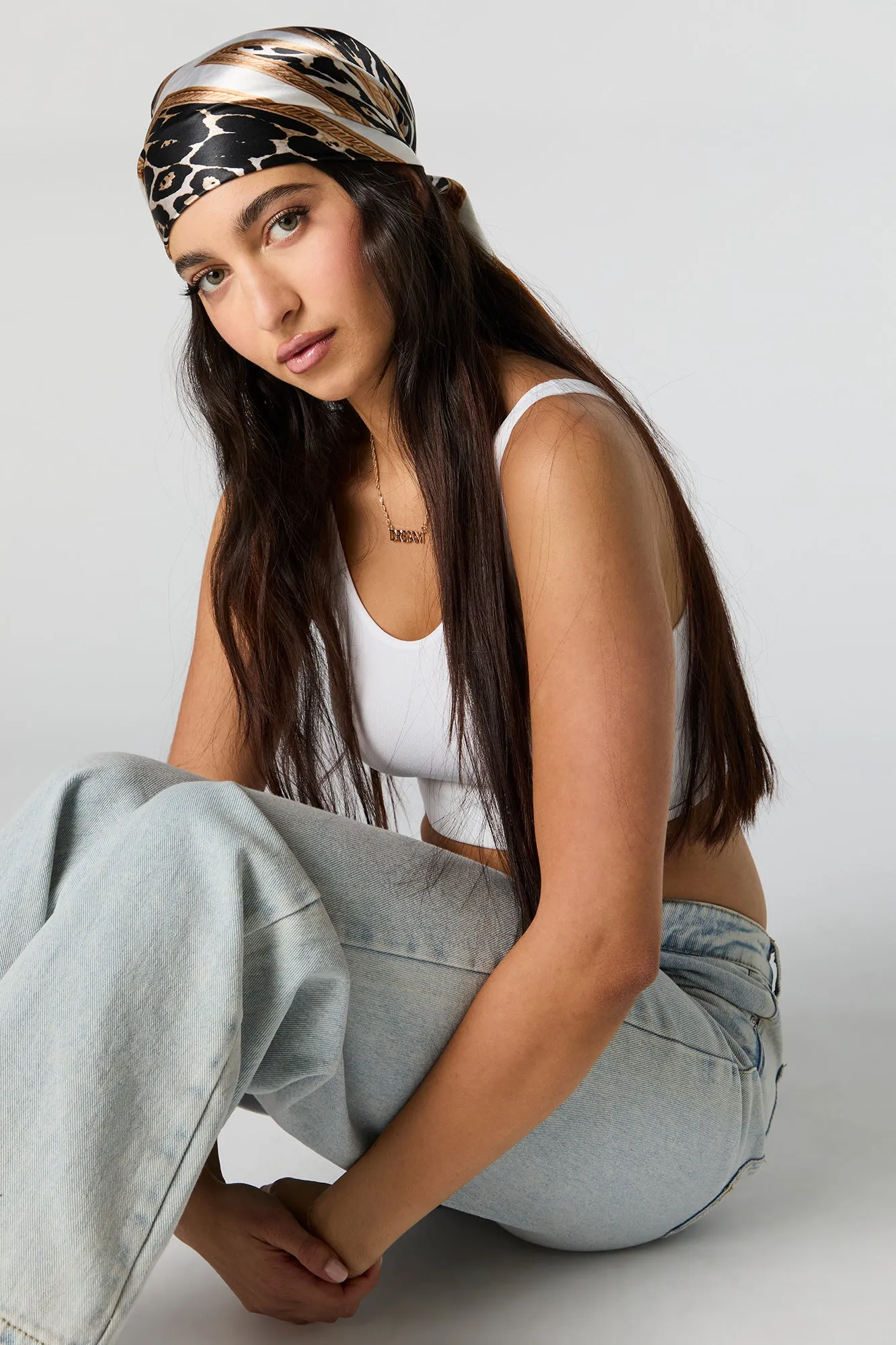 Écharpe en satin avec imprimé de chaînes et motif guépard sold by Urban Planet product image thumbnail 5