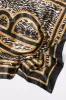 Écharpe en satin avec imprimé de chaînes et motif guépard sold by Urban Planet