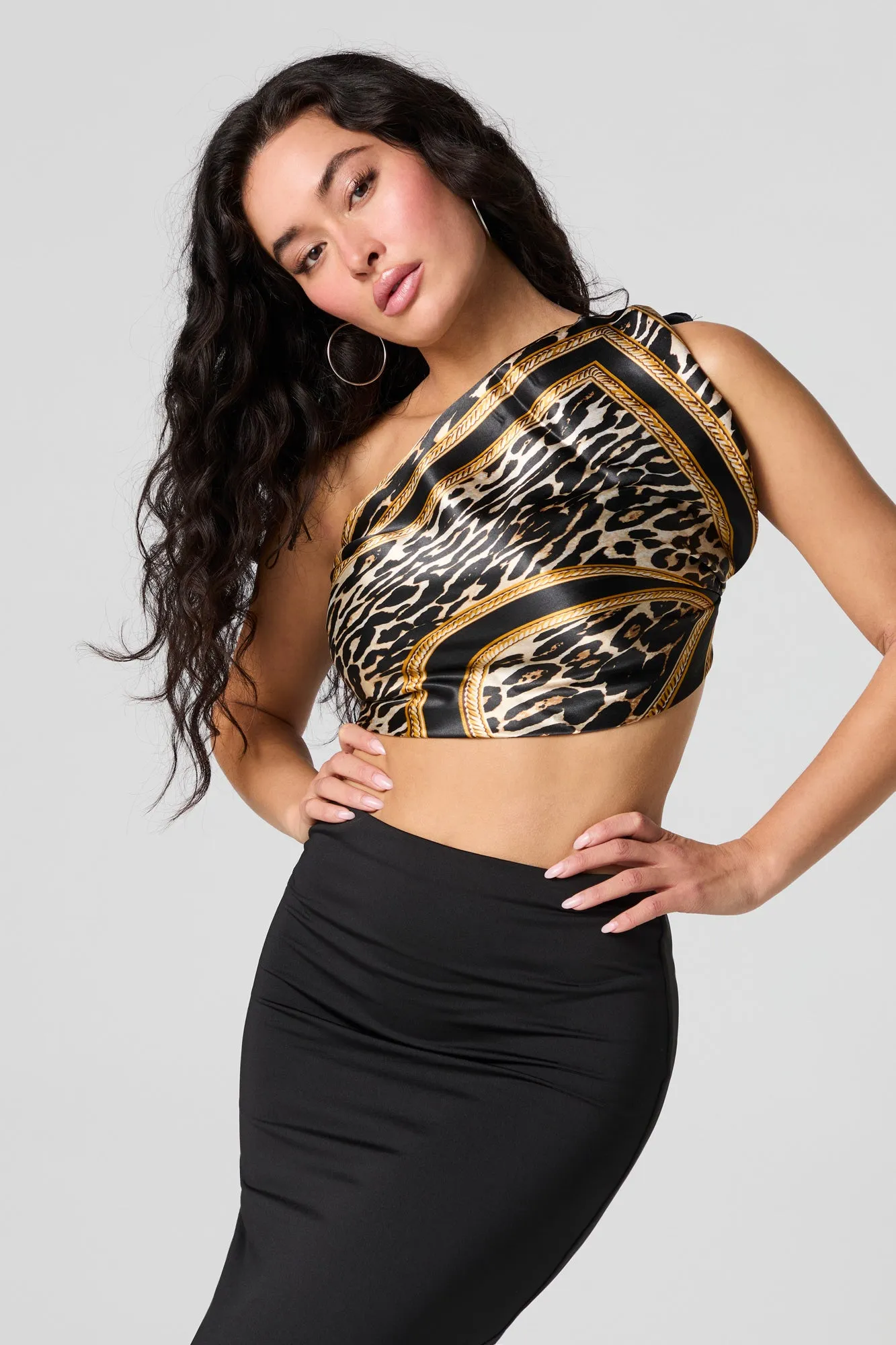 Écharpe en satin avec imprimé de chaînes et motif guépard sold by Urban Planet