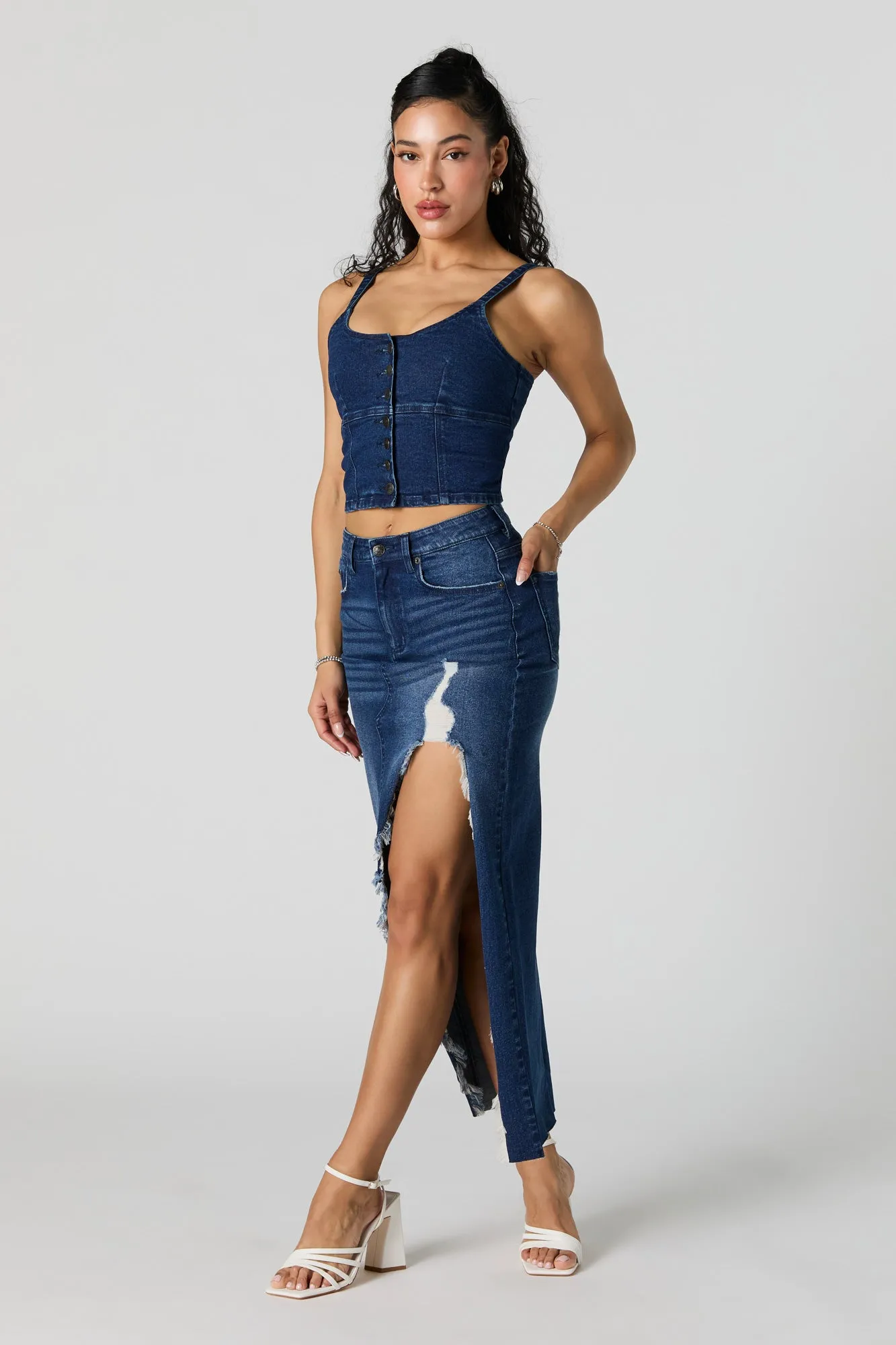 Jupe midi en denim d'aspect usé avec fente sold by Urban Planet