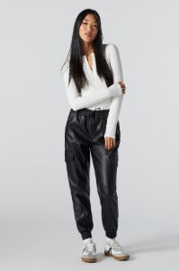 Jogger cargo en similicuir sold by Urban Planet