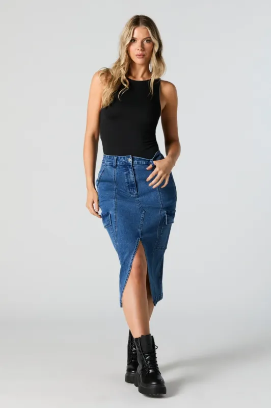 Jupe midi cargo en denim délavé moyen avec fente sold by Urban Planet