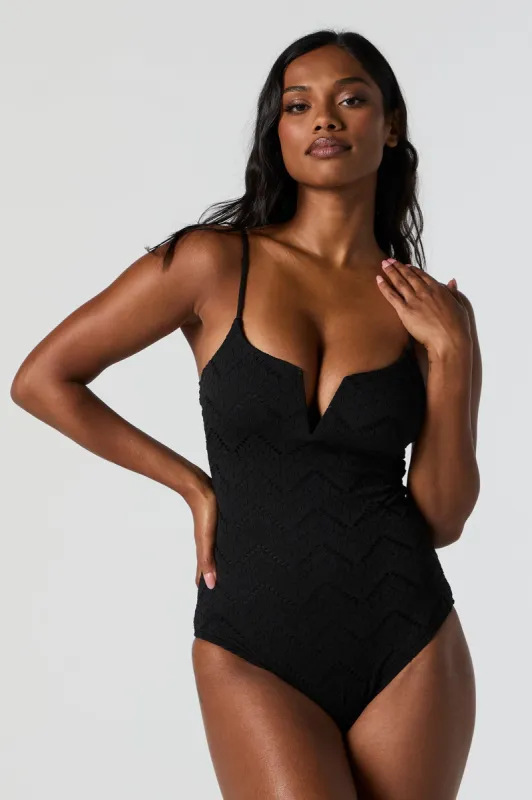 Maillot de bain noir une-pièce cranté crocheté sold by Urban Planet