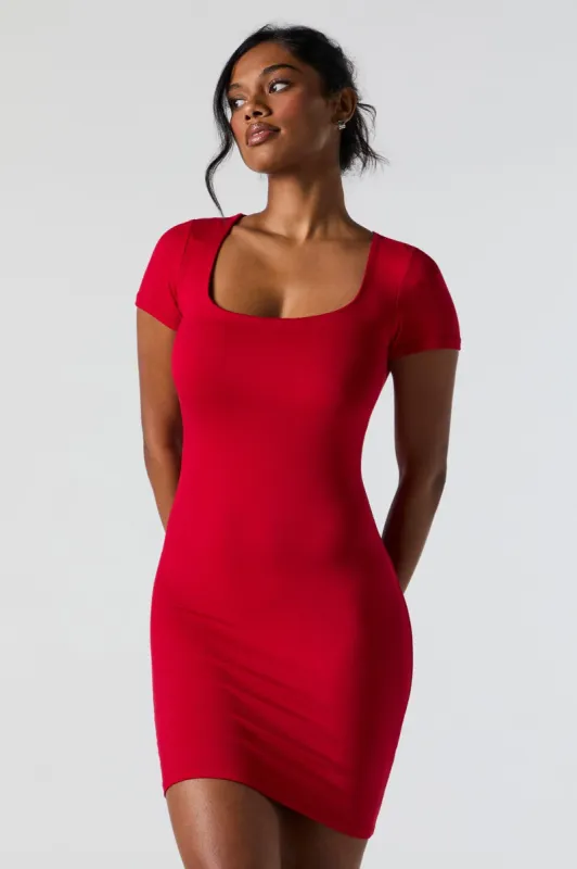 Minirobe moulante à encolure carrée sold by Urban Planet
