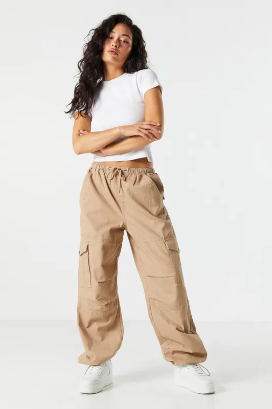 Pantalon cargo parachute à surpiqûres contrastantes sold by Urban Planet