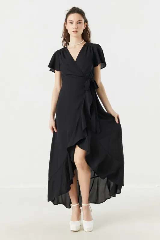 Robe fourreau maxi en chiffon à surplis sold by Urban Planet