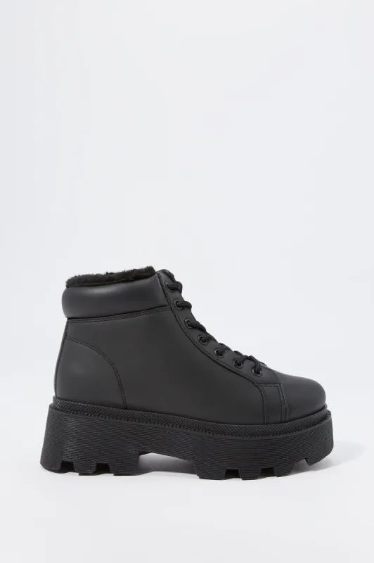 Bottes lacées à semelles crantées en similicuir avec revers sold by Urban Planet