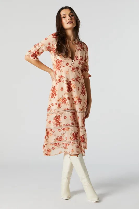 Robe midi fleurie en chiffon à manches mi-longues et encolure en V sold by Urban Planet