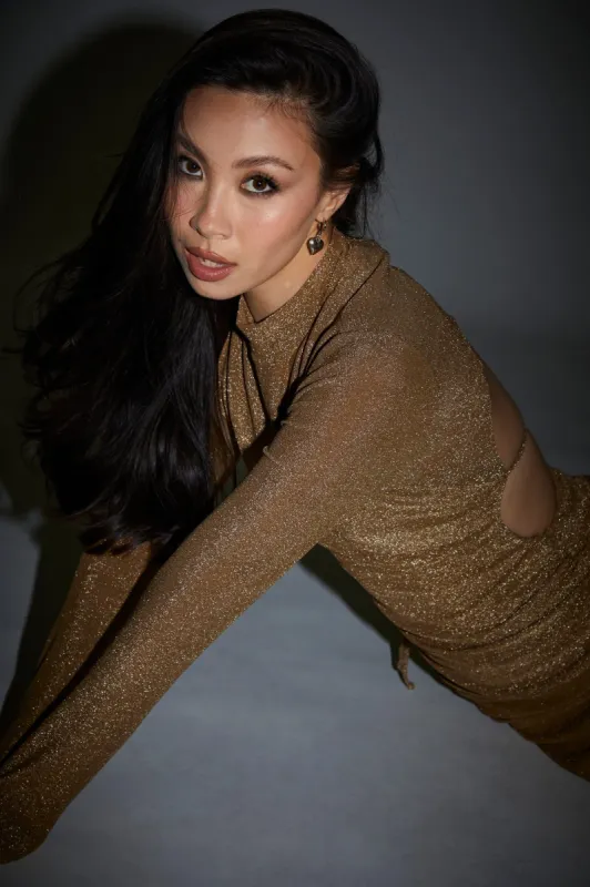 Robe midi ruchée étincelante à manches longues sold by Urban Planet