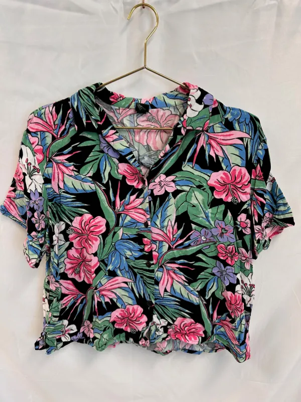 VINTAGE: Wild Fable Cropped Hawaiian Button Down Mom Shirt, Made in Indonesia sold by Vanessa Mooney