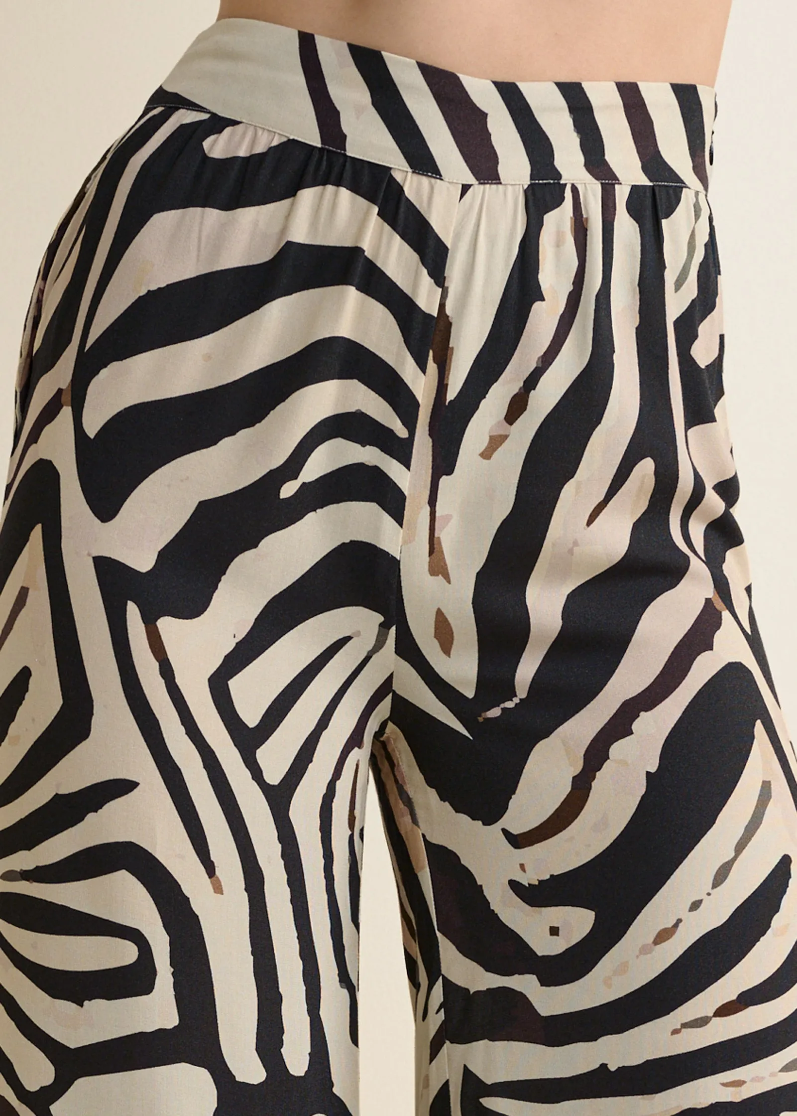 High-Waist Wide Leg Pants - Black & Natural sold by VENUS product image thumbnail 4