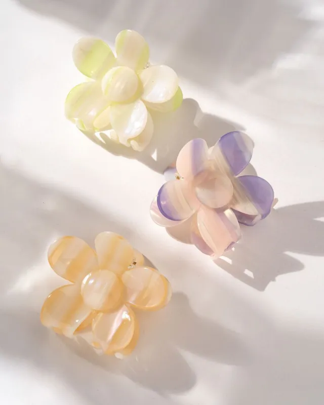 Daisy Flower Clip Set sold by Vici