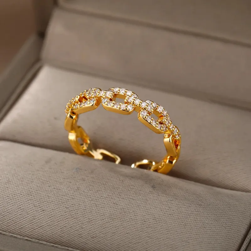 Geometric Twist Chain Ring made by Victoria Emerson