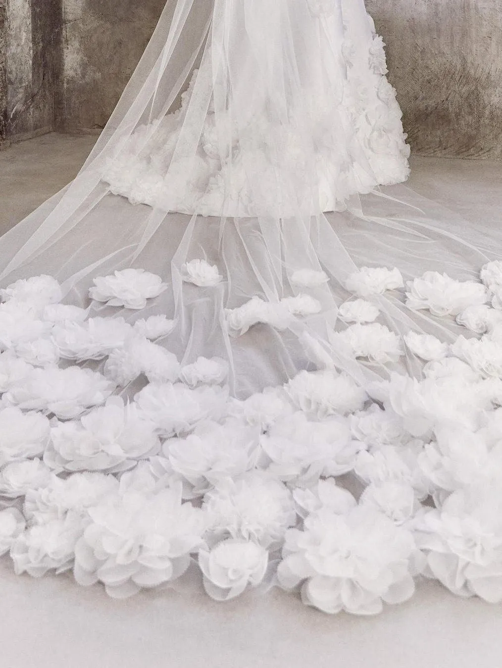 VRM268V - AIRY ORGANZA FLOWER VEIL sold by Viktor & Rolf product image thumbnail 2