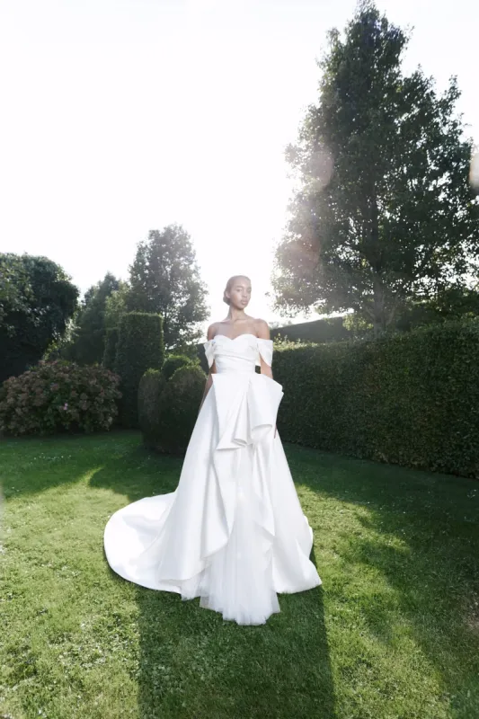 VRM460 – PICK-UP BOW GOWN sold by Viktor & Rolf