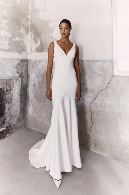 VRM262 - ELEGANT CREPE MERMAID sold by Viktor & Rolf