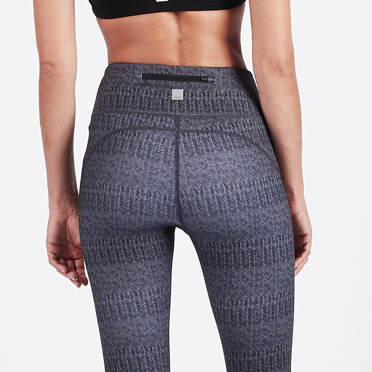 Pace High Rise Printed Legging | Charcoal Arrow Texture sold by Vuori product image thumbnail 5
