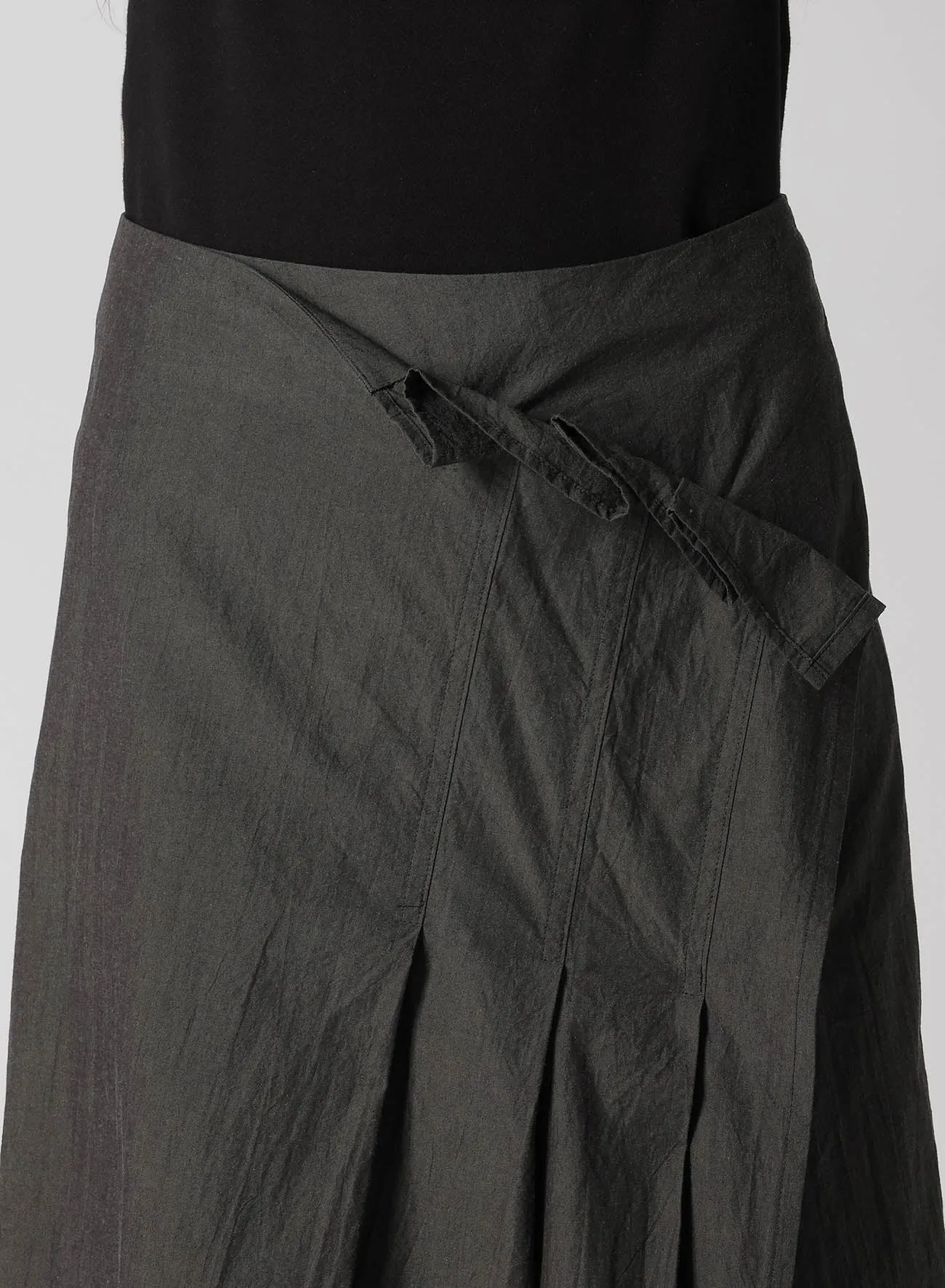 COTTON CHAMBRAY PLEATED WRAP SKIRT sold by Yohji Yamamoto product image thumbnail 5