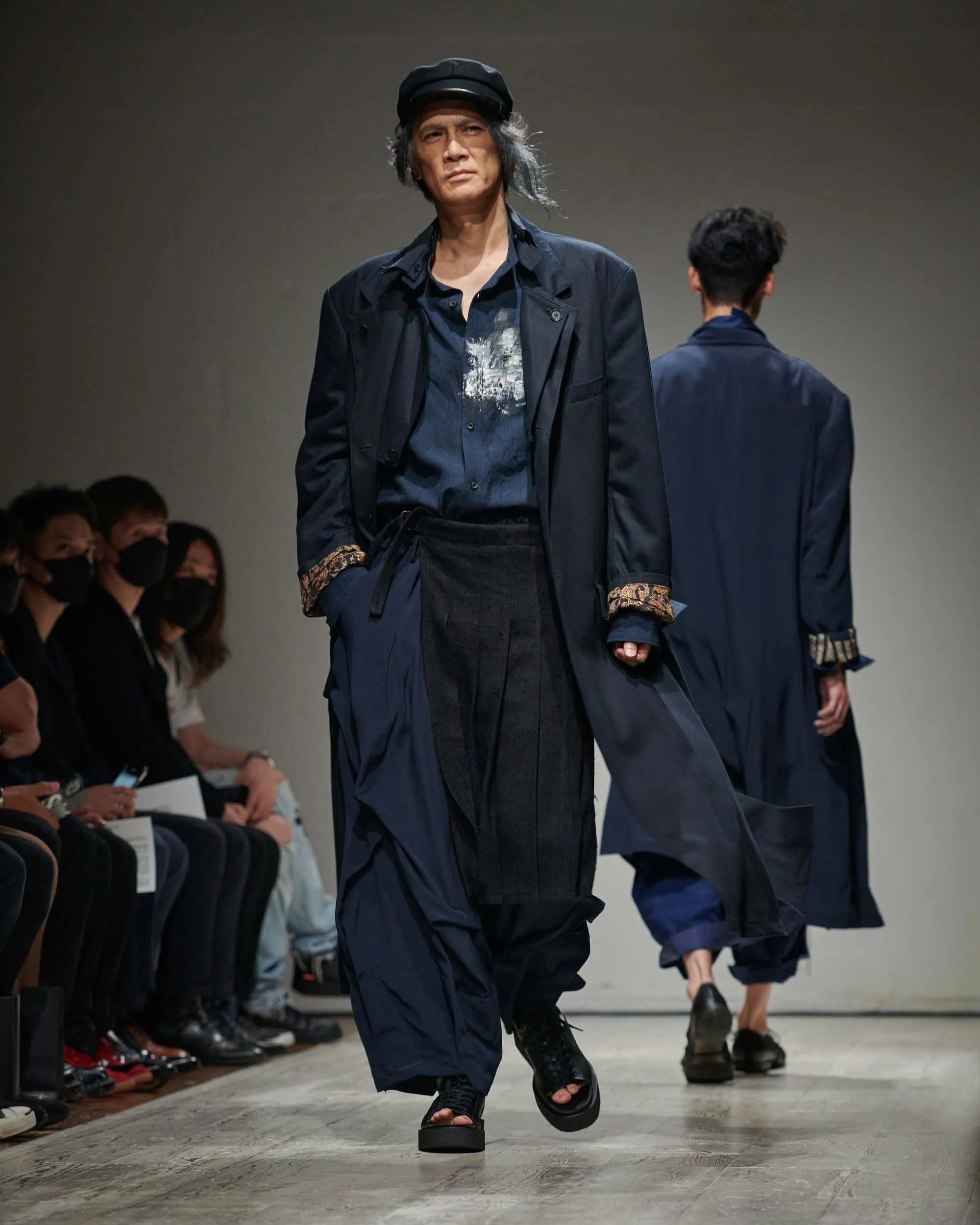 WILD SILK YARN LINEN TWEED O-PLEATED SKIRT A sold by Yohji Yamamoto product image thumbnail 2