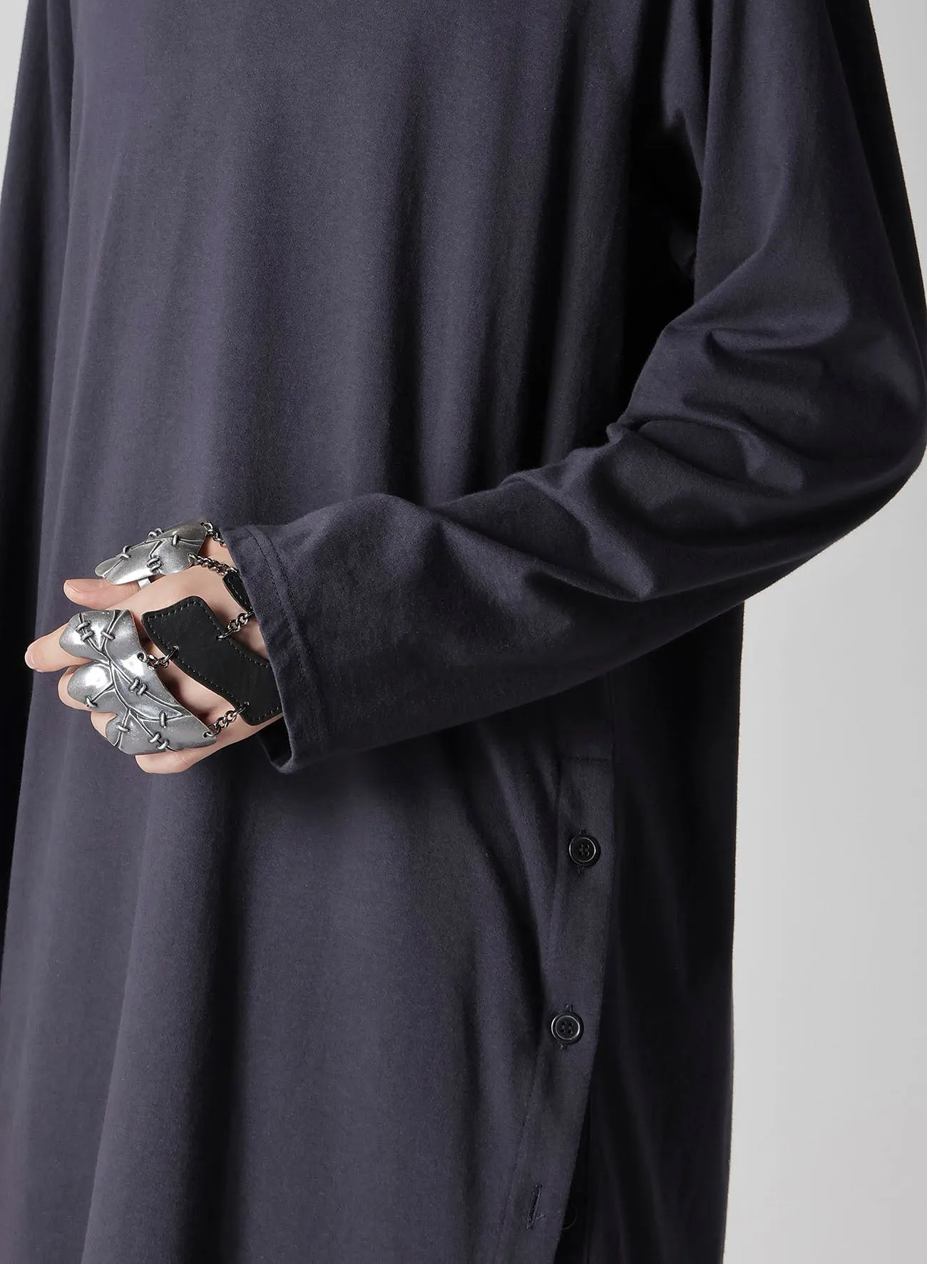 COMBED SINGLE JERSEY SINGLE BUTTON HENRY NECK LS T sold by Yohji Yamamoto product image thumbnail 4