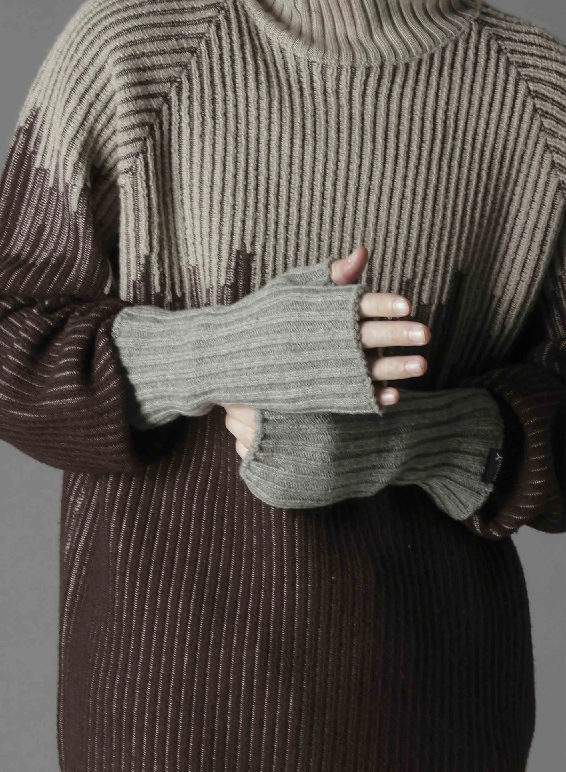 WASHABLE WOOL FINGERED ARM WARMER sold by Yohji Yamamoto product image thumbnail 5