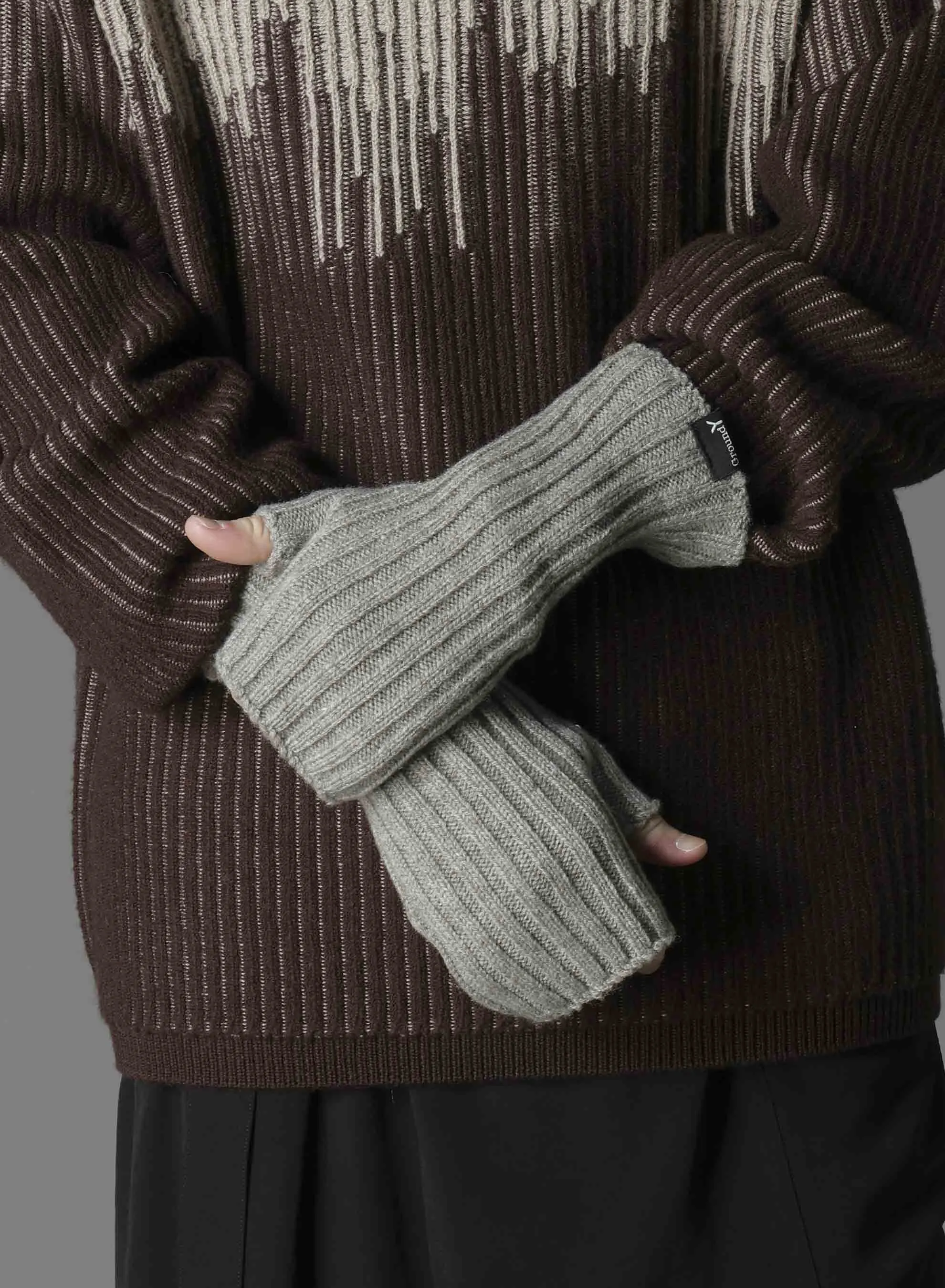 WASHABLE WOOL FINGERED ARM WARMER sold by Yohji Yamamoto product image thumbnail 4