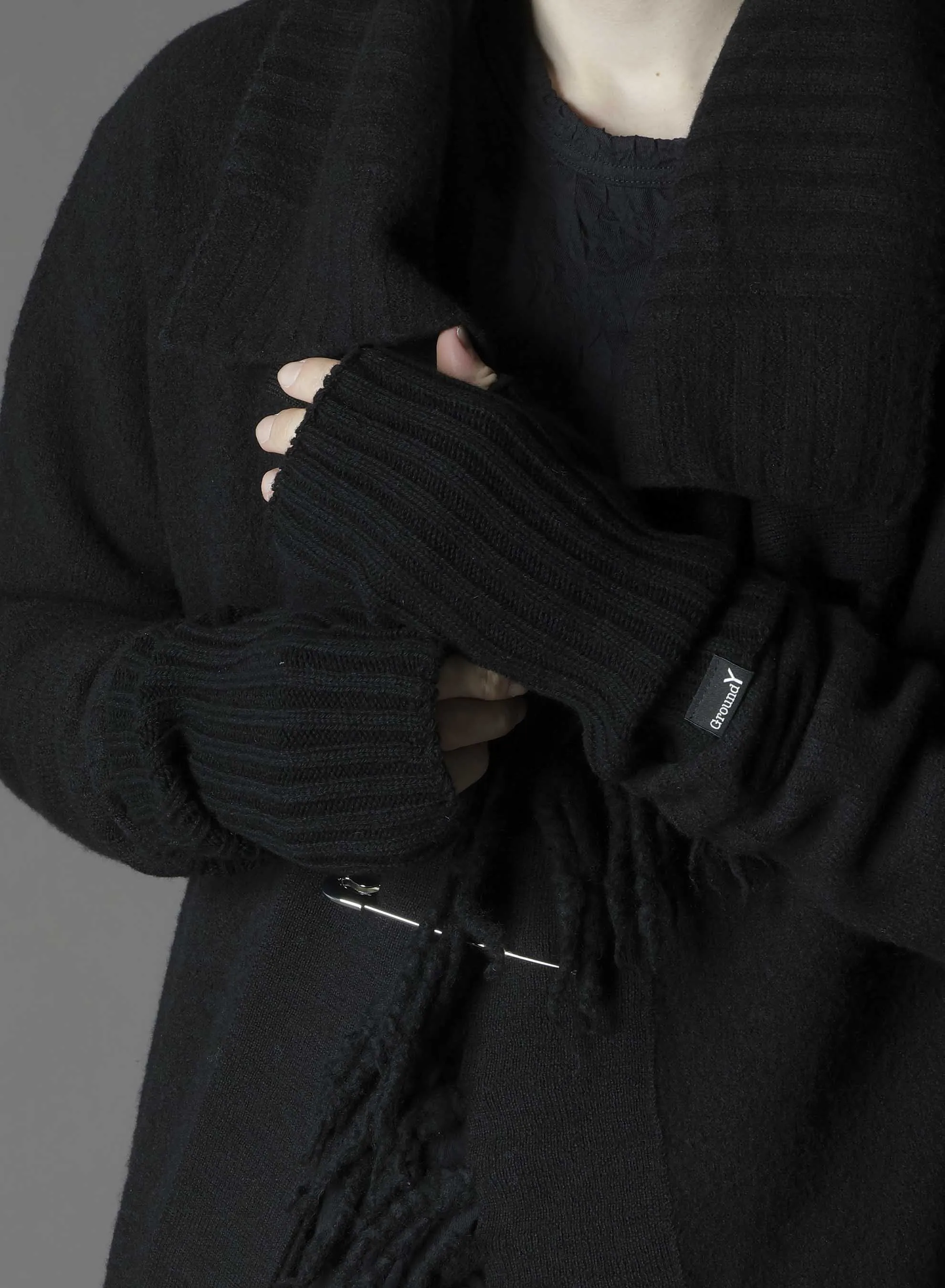 WASHABLE WOOL FINGERED ARM WARMER sold by Yohji Yamamoto product image thumbnail 4