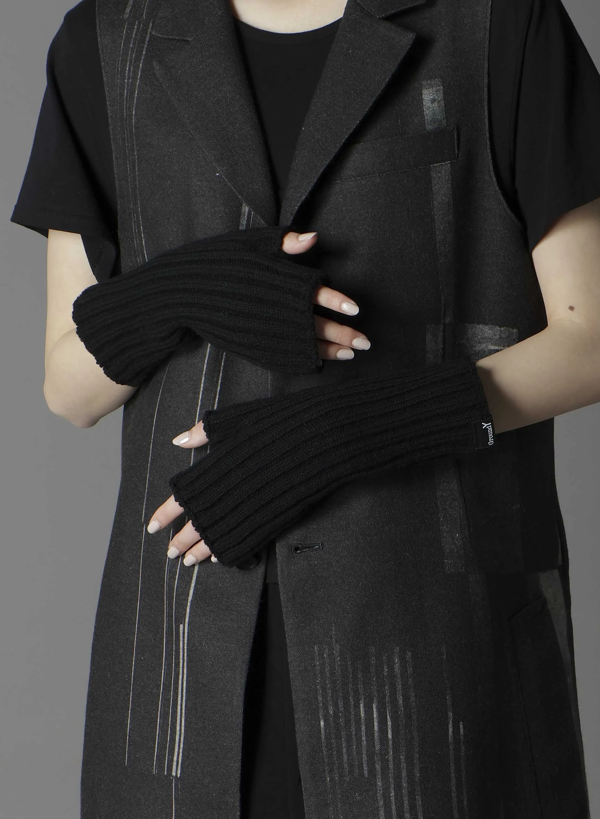 WASHABLE WOOL FINGERED ARM WARMER sold by Yohji Yamamoto product image thumbnail 5