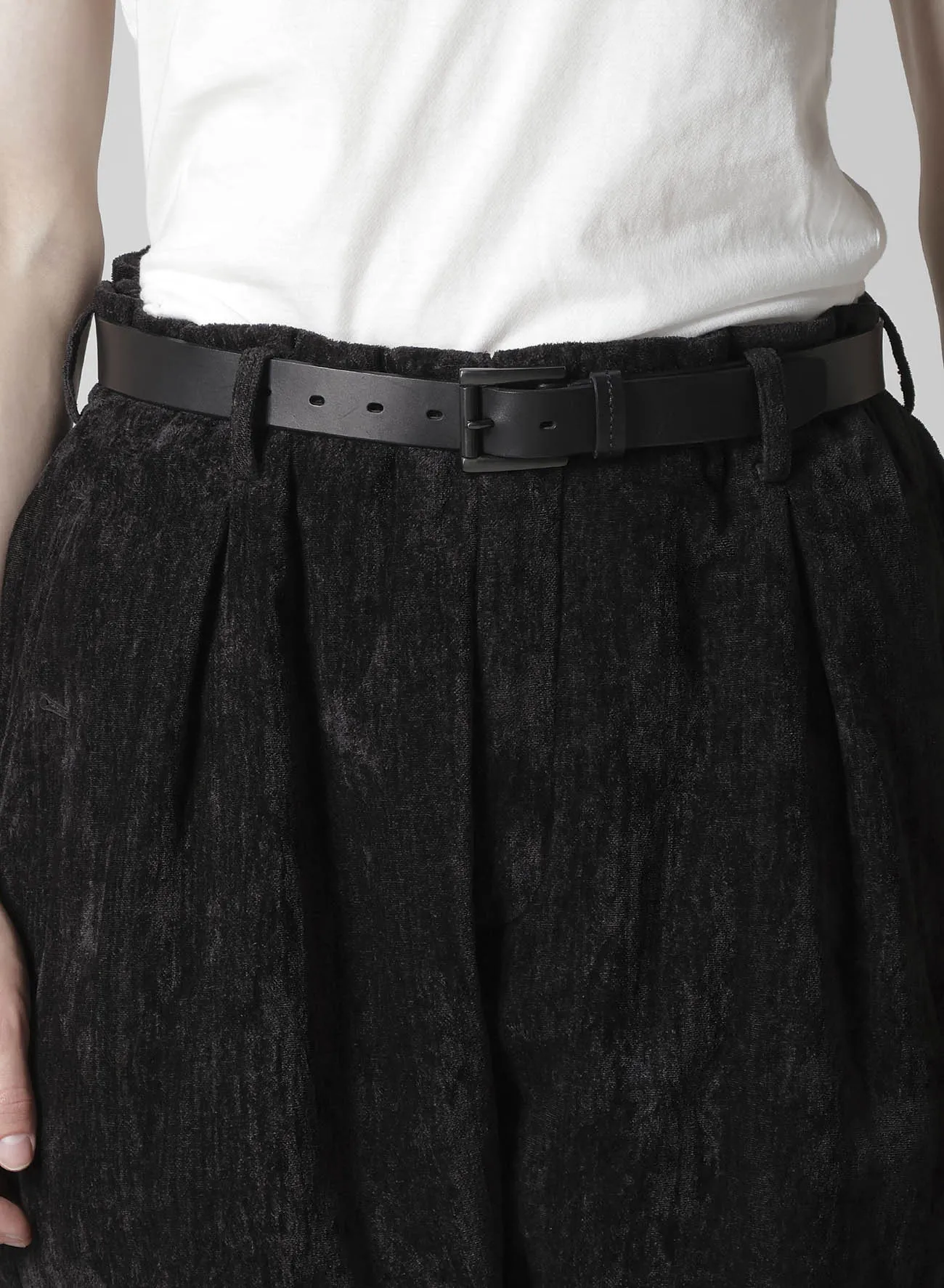 LINEN VELVET HORIZONTAL PADDED PANTS sold by Yohji Yamamoto product image thumbnail 4