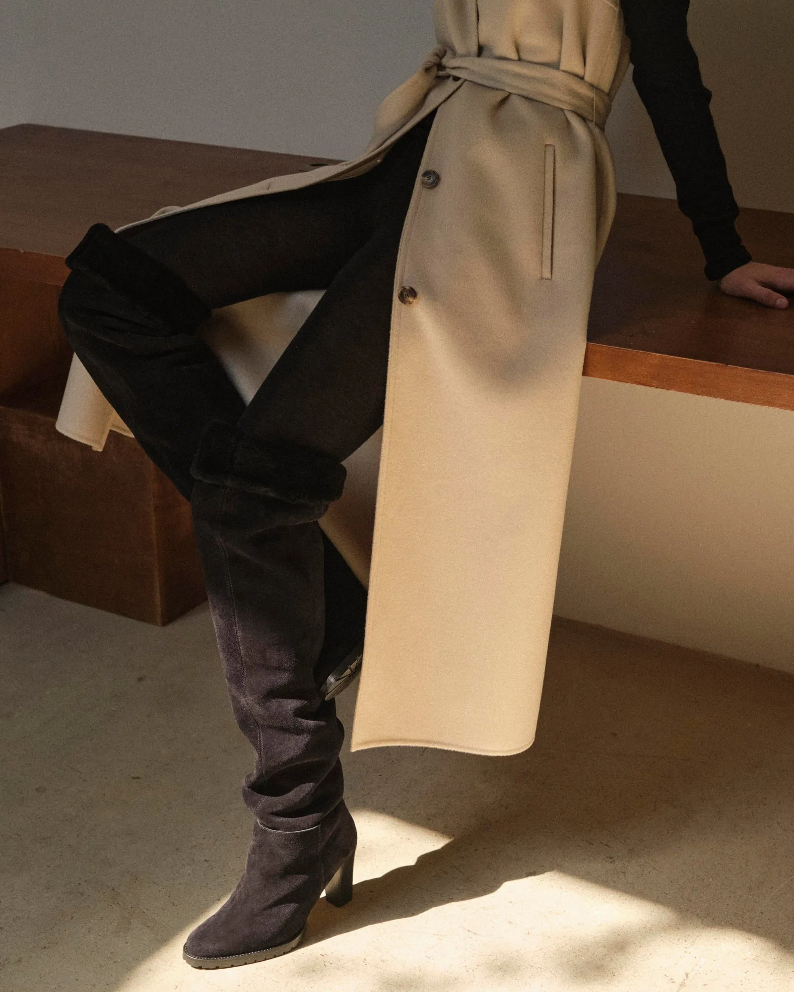 Bottes à talons en peau lainée sold by Yves Salomon