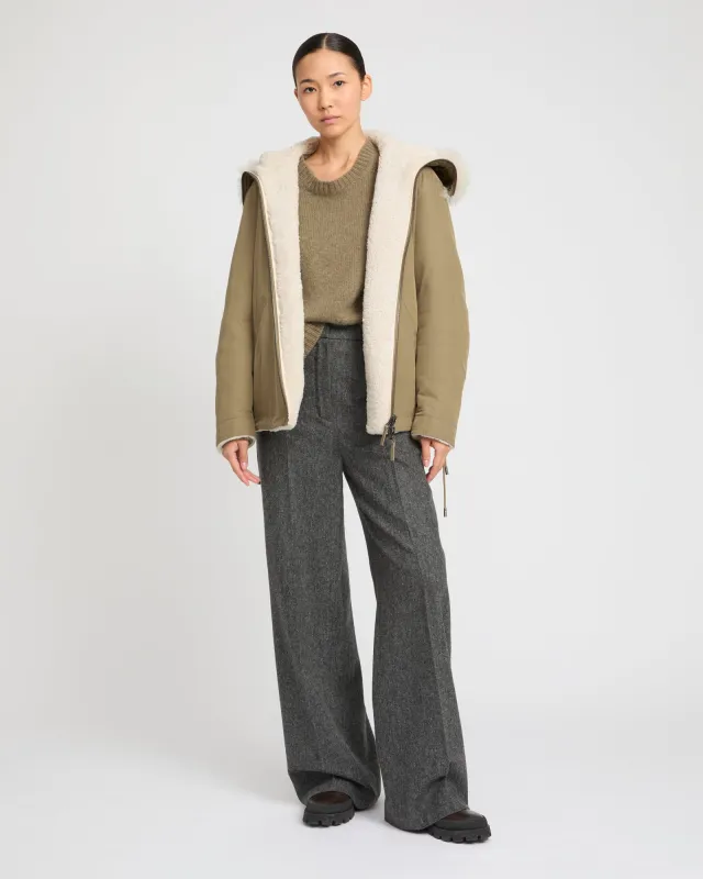 Parka courte en tissu technique déperlant réversible avec peau lainée d'agneau sold by Yves Salomon