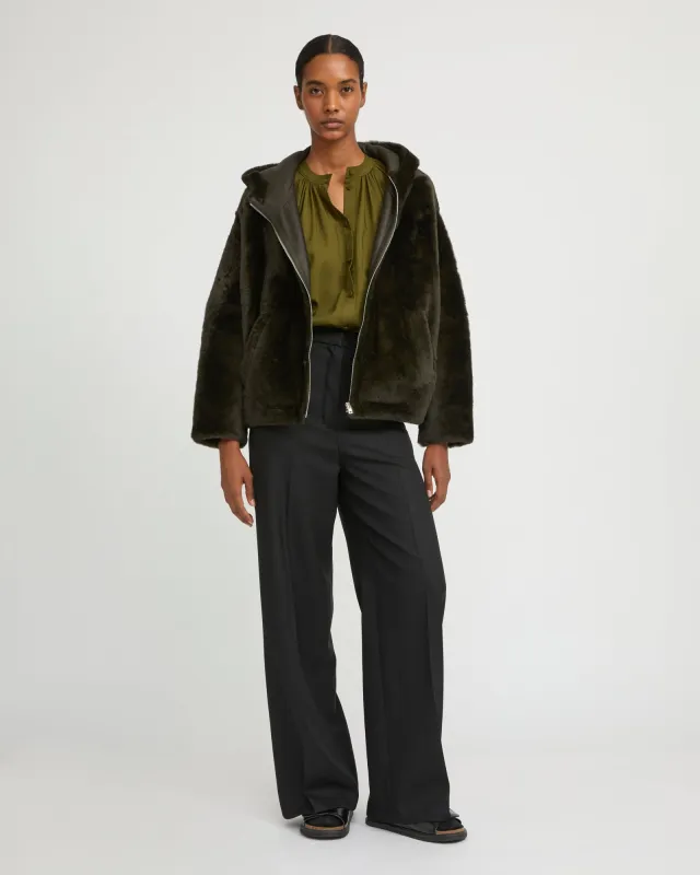 Veste à capuche en peau lainée sold by Yves Salomon