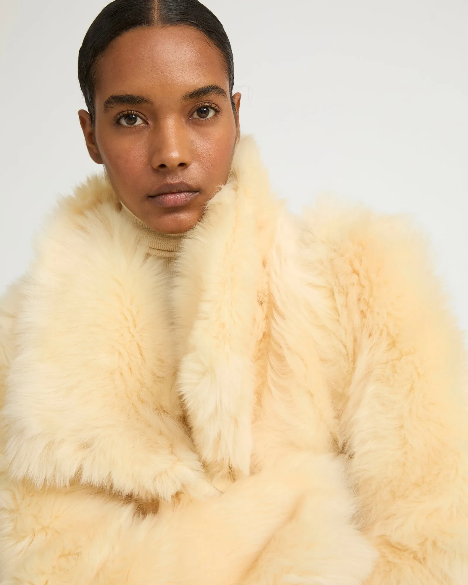 Veste courte en peau lainée d'agneau de Toscane sold by Yves Salomon product image thumbnail 3