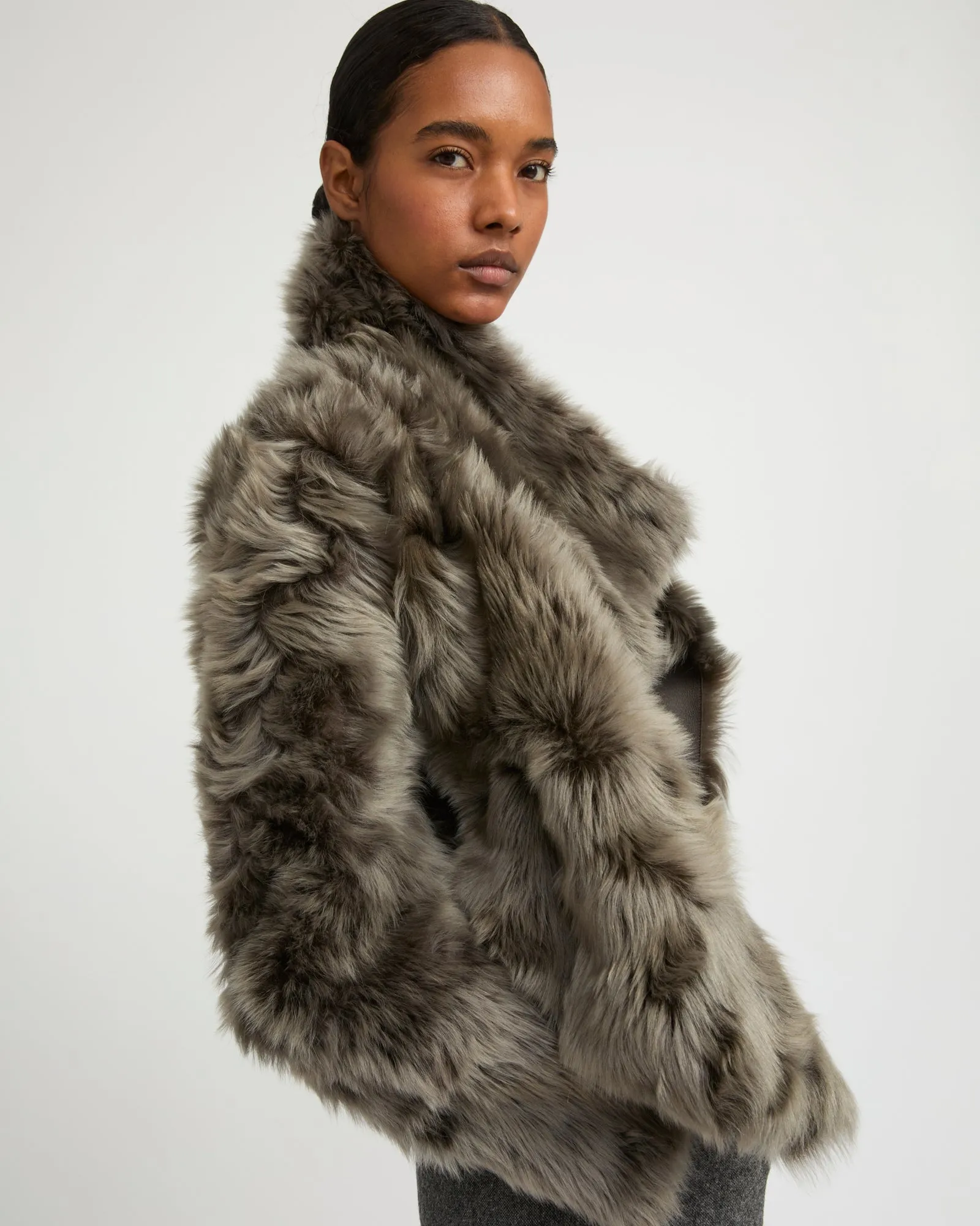 Veste courte en peau lainée d'agneau de Toscane sold by Yves Salomon product image thumbnail 4