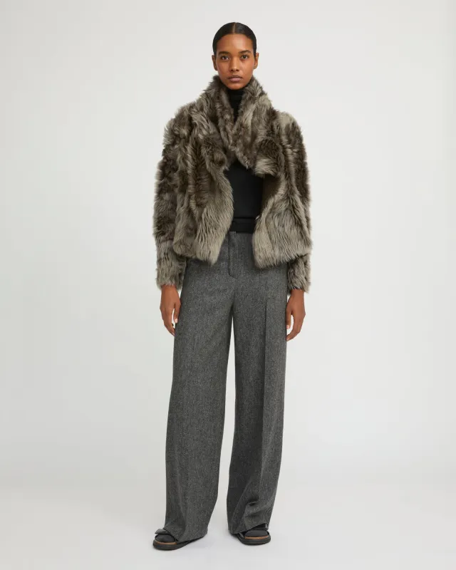 Veste courte en peau lainée d'agneau de Toscane made by Yves Salomon