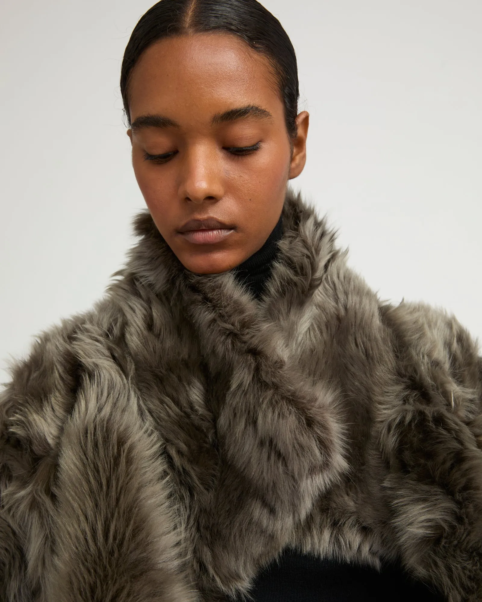 Veste courte en peau lainée d'agneau de Toscane sold by Yves Salomon product image thumbnail 3