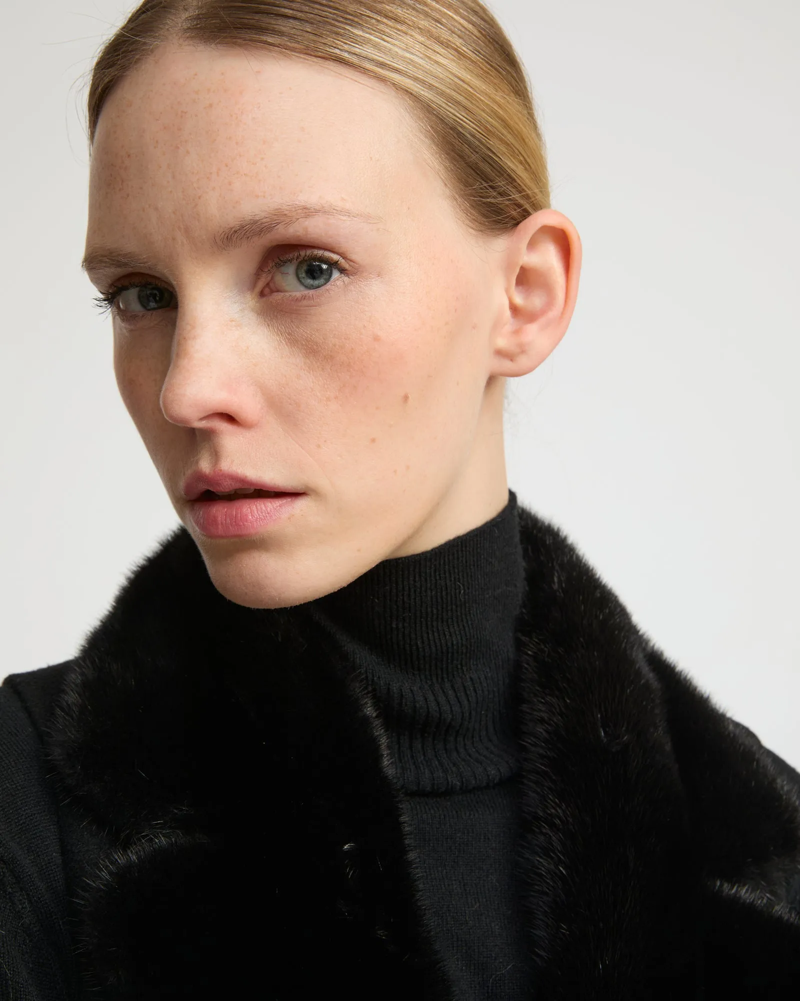 Gilet long en lainage cachemire et col amovible en fourrure de vison sold by Yves Salomon product image thumbnail 2