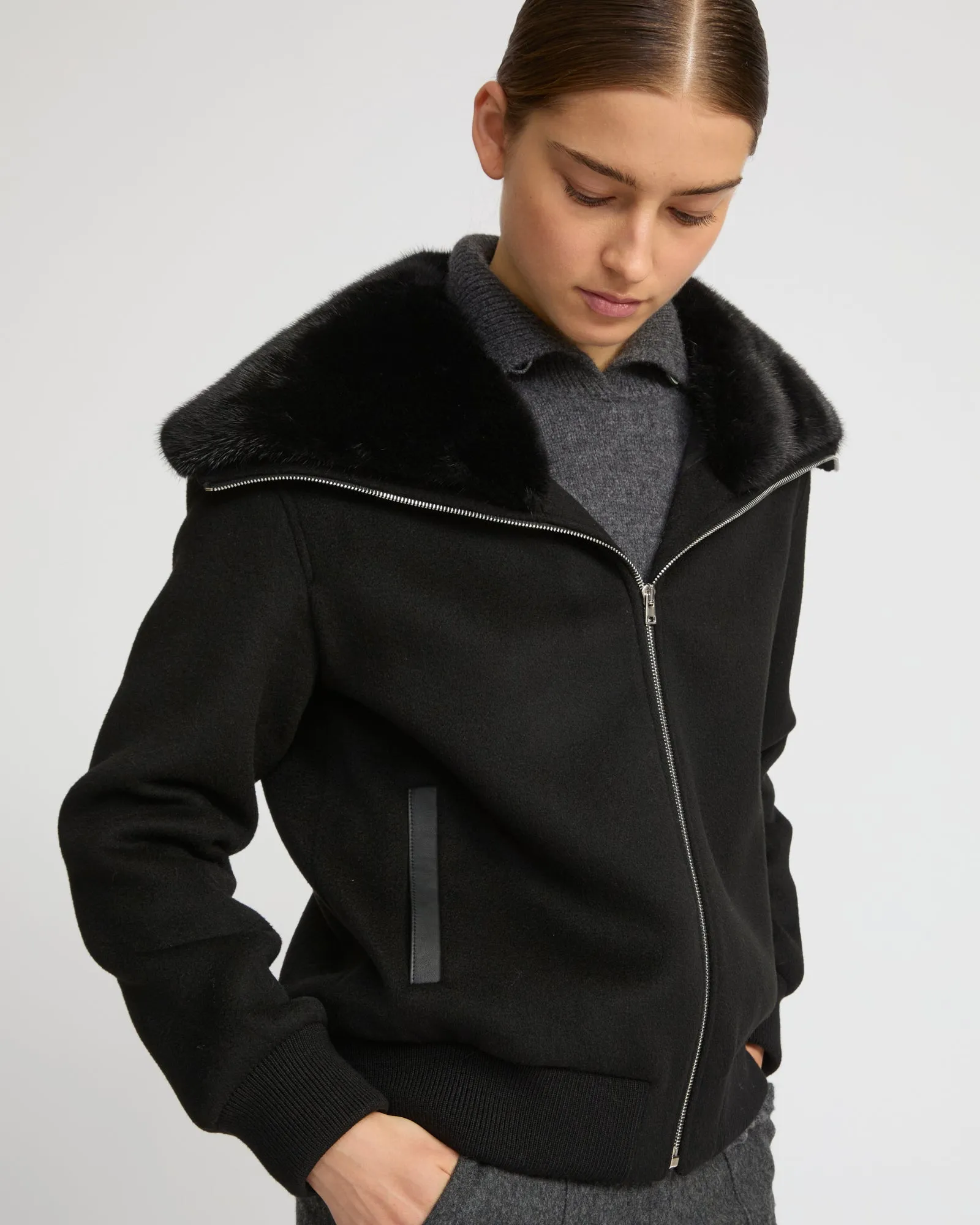 Blouson court en lainage cachemire et col amovible en fourrure de vison sold by Yves Salomon