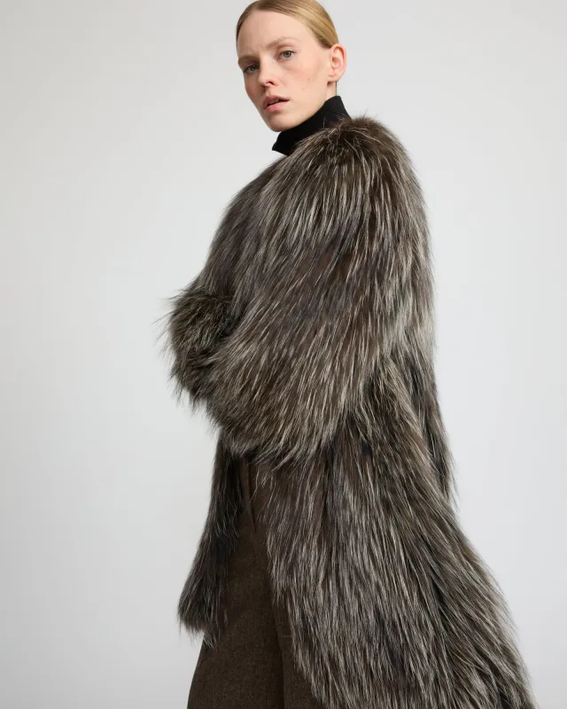 Veste longue en fourrure de renard tricoté sold by Yves Salomon