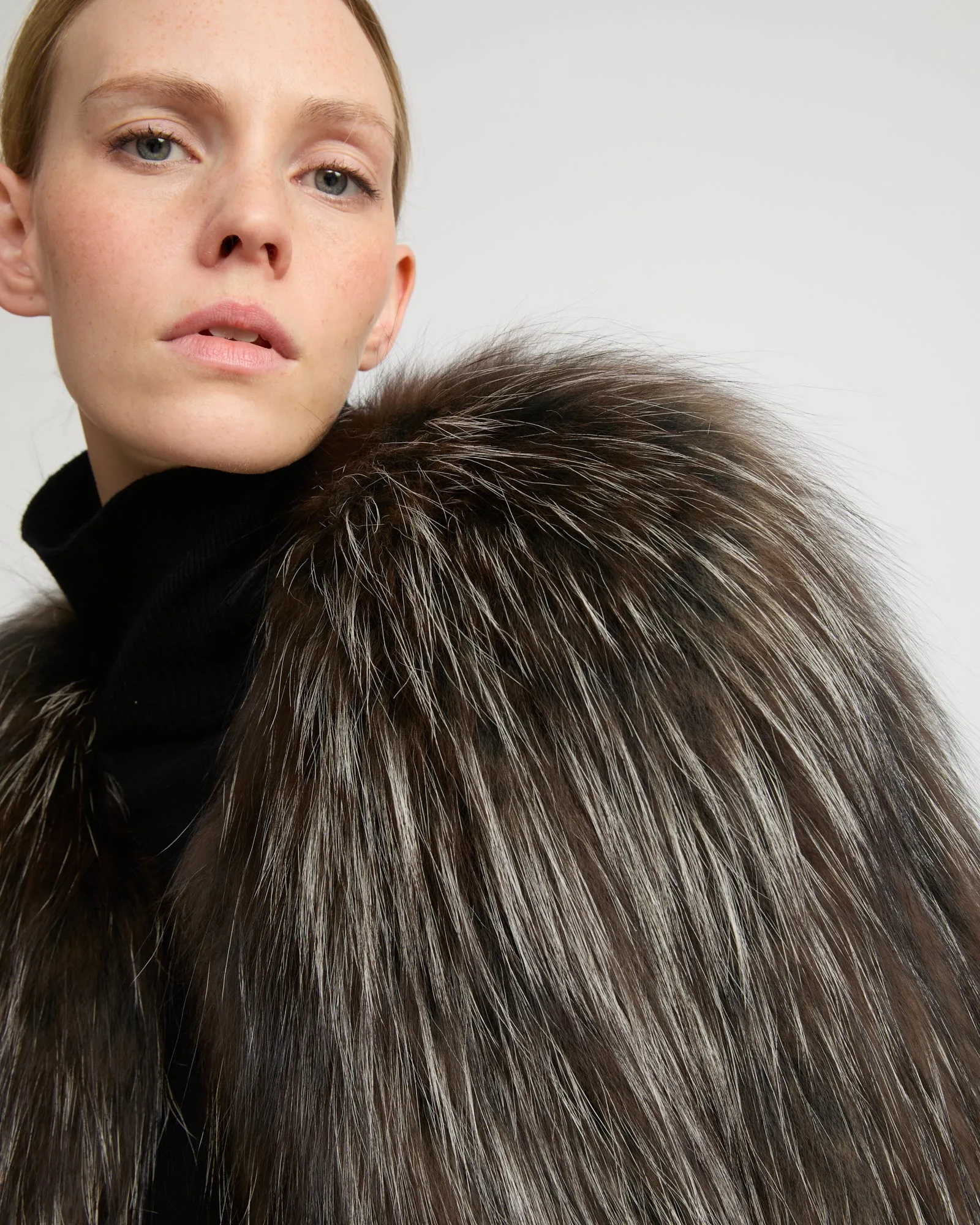 Veste longue en fourrure de renard tricoté sold by Yves Salomon product image thumbnail 3